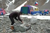 Stavba čortenu pod K2. Čorten je kamenná mohyla pro v Himalájích obvyklé rituály, kterými se vyjadřuje úcta a pokora hoře. Drobné obětiny dané k mohyle mají přinést úspěch a taky šťastný návrat všech členů výpravy.