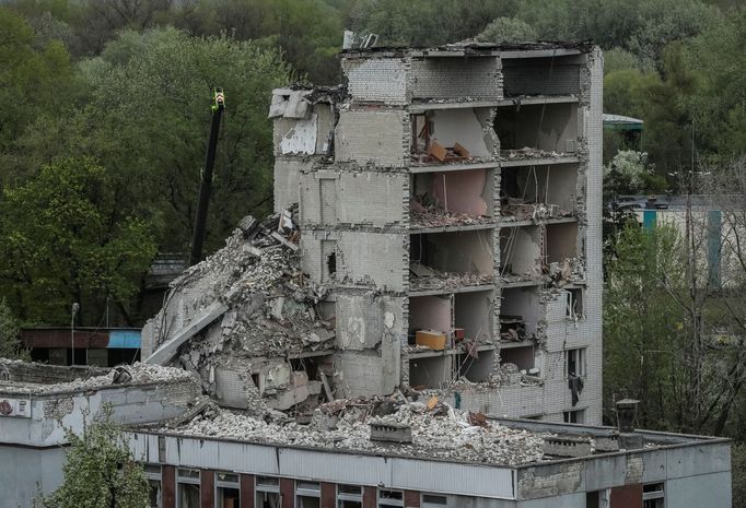 Obytný dům v Černihivu, zasažený ve středu ruskou raketou Iskander.