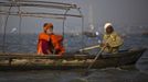 A man ferries a Hindu devotee in his boat over the Ganges river ahead of the "Kumbh Mela" (Pitcher Festival), in the northern Indian city of Allahabad January 11, 2013. During the festival, Hindus take part in a religious gathering on the banks of the river Ganges. "Kumbh Mela" will return to Allahabad in 12 years. REUTERS/Ahmad Masood (INDIA - Tags: RELIGION) Published: Led. 11, 2013, 10:29 dop.