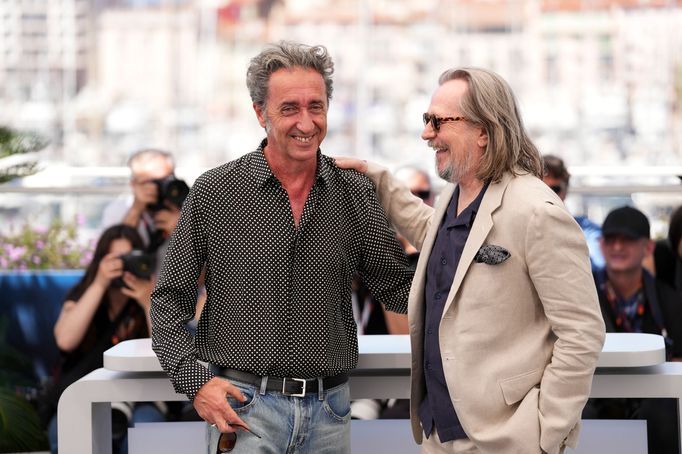 Režisér Paolo Sorrentino a herec Gary Oldman v Cannes.