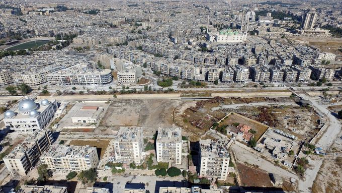 Silnice rozdělující Aleppo na část drženou povstalci a část, kde působí armáda loayální prezidentu Asadovi.