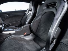 Sedadla pro MC20 vyvinulo Maserati ve spolupráci se Sabeltem. Pozice za volantem je skvělá.
