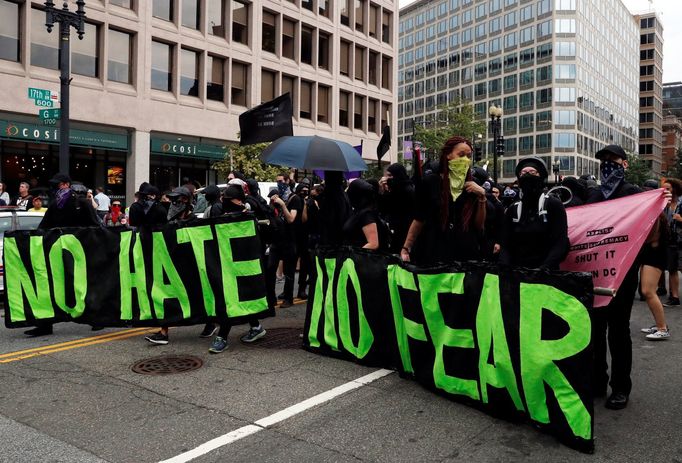 Demonstrace bělošských nacionalistů ve Washingtonu, která se konala přesně rok po násilných střetech v Charlottesville.