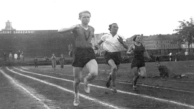 Zdeněk Koubek (vlevo) na závodech v Praze v roce 1934, tehdy ještě jako Zdena Koubková.