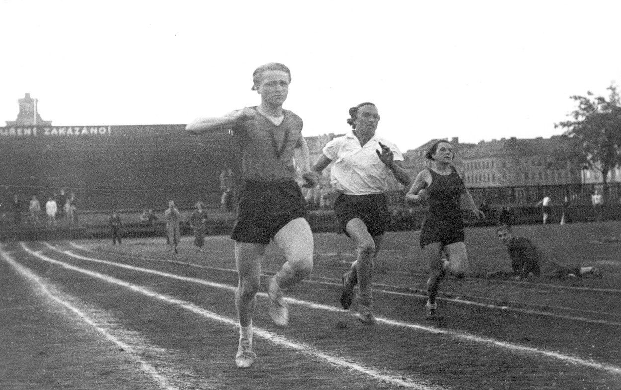 Vlevo atlet Zdeněk Koubek (ještě jako Zdena Koubková)