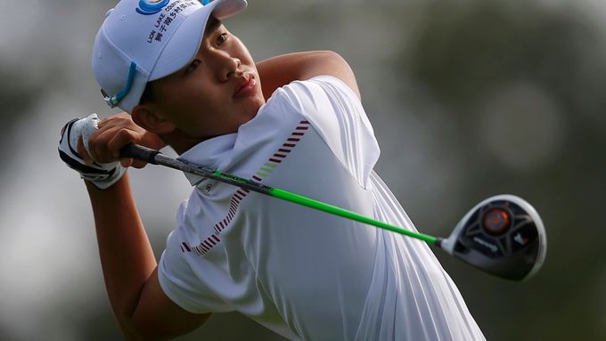 Mladičký čínský golfista překonává na Masters jeden rekord za druhým.