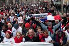 Paříží prošly tisíce červených šátků. Odpůrci žlutých vest protestovali proti násilí
