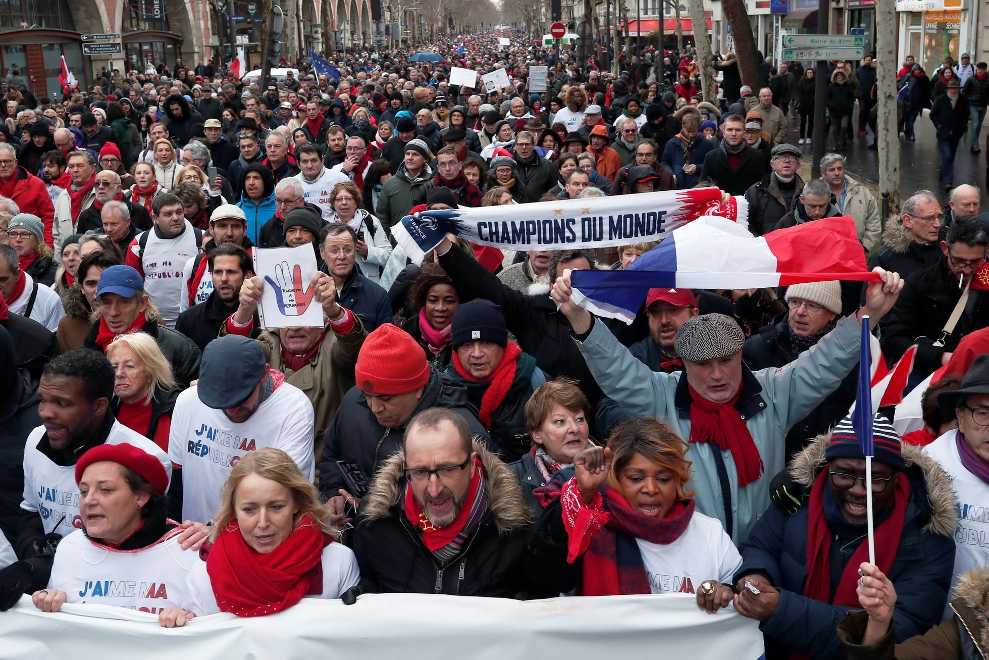 Red scarves červené šátky demonstrace Paříž