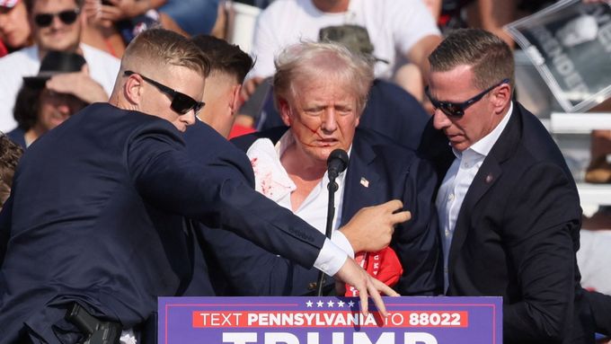 Donald Trump je po incidentu v bezpečí, potvrdil jeho mluvčí.