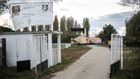 O tři minuty později prošel skrze otevřenou bránu okolo malé tribuny na místním stadionu.