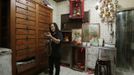 Snake soup shop owner Chow Ka-ling handles a cobra ahead of the Spring Festival in Hong Kong January 29, 2013. Chow keeps snake to make snake soup, a traditional cuisine which locals believe to be good for the health. The Lunar New Year, also known as the Spring Festival, begins on February 10 and marks the start of the Year of the Snake, according to the Chinese zodiac. Picture taken January 29, 2013. REUTERS/Bobby Yip (CHINA - Tags: ANIMALS FOOD SOCIETY) Published: Úno. 8, 2013, 6:13 dop.