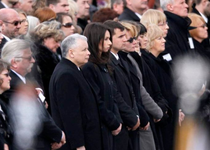 V prvních řadě mezi hosty pietního aktu je prezidentův bratr Jaroslaw a dcera Marta.