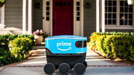 Amazon testuje doručovacího robota připomínajícího chladicí box na kolečkách