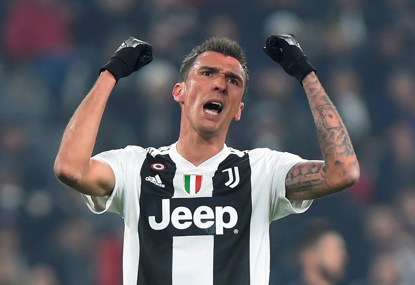 Mario Mandžukič z Juventusu slaví gól v zápase s Interem Milán