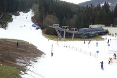 České sjezdovky už si užívají první lyžaři. Počítat ale musí s řadou omezení
