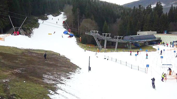 České sjezdovky už si užívají první lyžaři. Počítat ale musí s řadou omezení