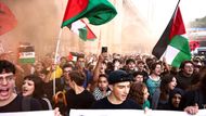 V Neapoli například demonstranti mávali palestinskými vlajkami během akce, která je součástí této rozsáhlé stávky po celé Itálii.