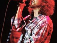 Eddie Vedder, lídr americké kapely Pearl Jam, v akci.