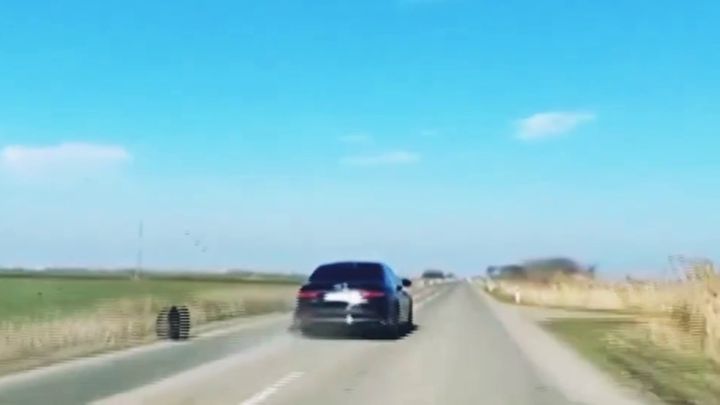 Srbskému prezidentovi uletělo za jízdy kolo. Ochranka se nepředvedla
