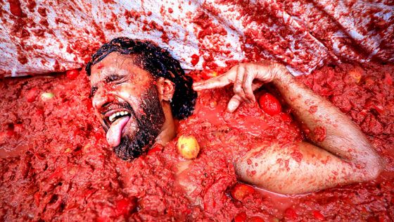 120 tun rajčat v ulicích. Španělská Tomatina slaví 80 let