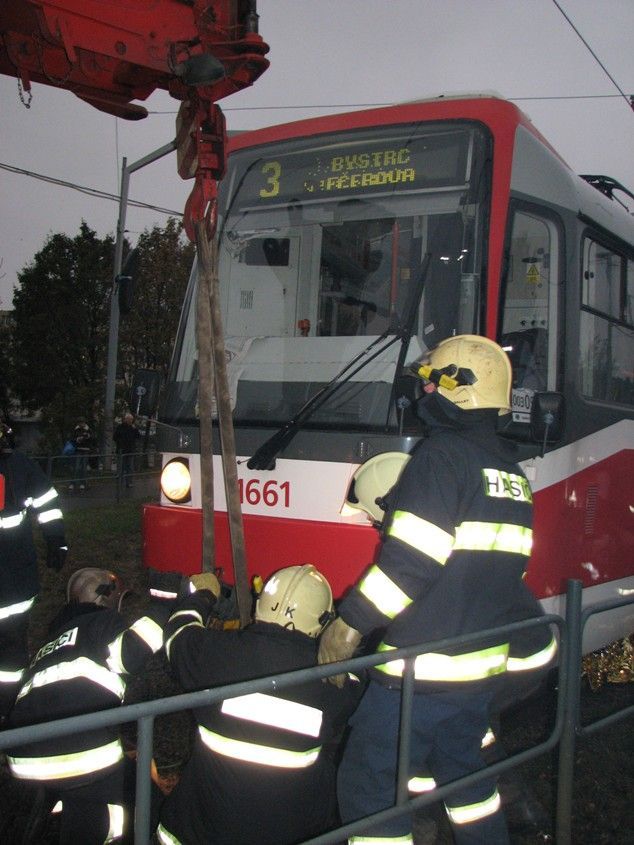 Tramvaj přejela chlapci nohu, nejspíš o ni přijde