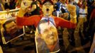 Supporters of Venezuelan president Hugo Chavez gather outside Miraflores Palace to wait for the results of Presidential elections in Caracas October 7, 2012. Venezuelans voted on Sunday with President Chavez facing the biggest electoral challenge yet to his socialist rule from a young rival tapping into discontent over crime and cronyism. REUTERS/Jorge Silva (VENEZUELA - Tags: POLITICS ELECTION) Published: Říj. 8, 2012, 1:31 dop.