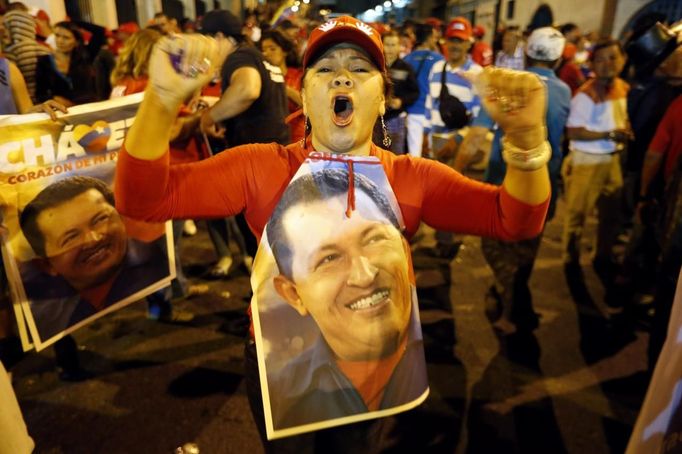 Supporters of Venezuelan president Hugo Chavez gather outside Miraflores Palace to wait for the results of Presidential elections in Caracas October 7, 2012. Venezuelans voted on Sunday with President Chavez facing the biggest electoral challenge yet to his socialist rule from a young rival tapping into discontent over crime and cronyism. REUTERS/Jorge Silva (VENEZUELA - Tags: POLITICS ELECTION) Published: Říj. 8, 2012, 1:31 dop.