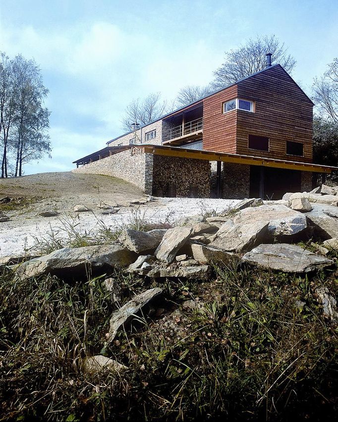 Vila manželů Ungerových Pavel Mudřík, 2002-2005 Slupečná Lipno nad Vltavou  Architekt Pavel Mudřík ze Zlína soustředil všechny funkční prostory do jednoho objemu a umístil dům na nejvyšší bod pozemku tak, aby louka kolem zůstala volná. Dům proto poskytuje krásné výhledy a průhledy do okolní krajiny, a přece působí dojmem dostatečně introvertní a bezpečné stavby.