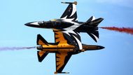 Seongnam, Jižní Korea: Akrobatický tým jihokorejského letectva Black Eagles předvádí leteckou show během mezinárodní výstavy ADEX.