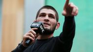 Ruský bojovník MMA Chabíb Nurmagomedov se do klece vrátil poprvé od slavného vítězství nad kontroverzní ikonou smíšených bojových umění Conorem McGregorem.