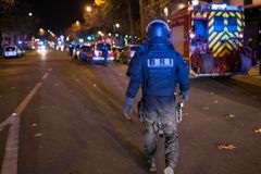 Předstírat smrt se při útocích nevyplácí. Nejlepší je utéct, radí po Paříži Britové