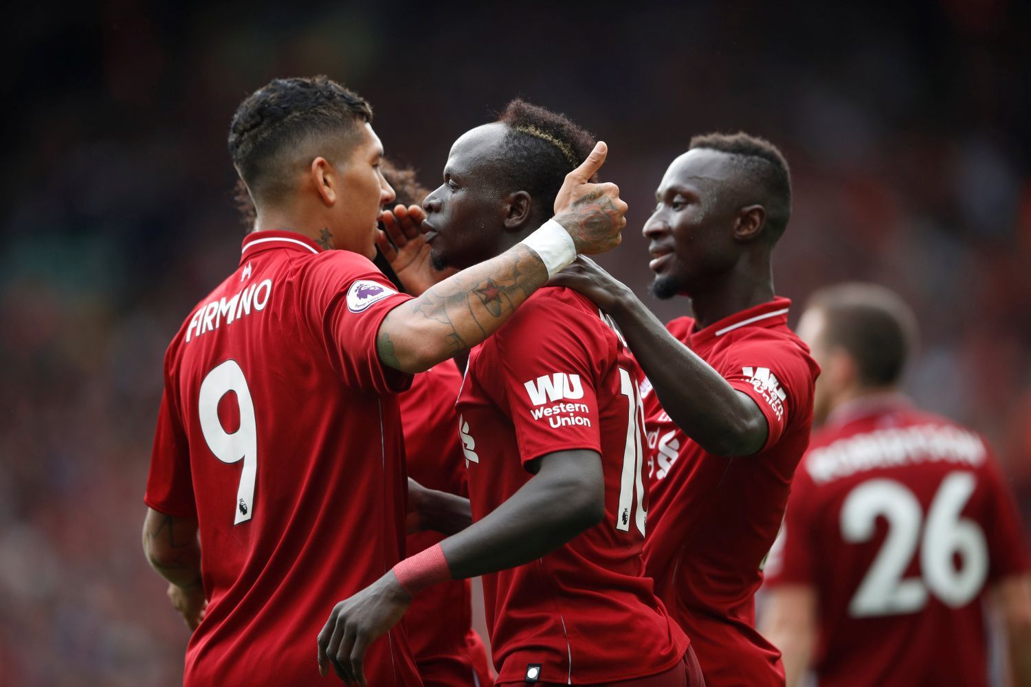 Sadio Mane, Roberto Firmino a Naby Keita z Liverpoolu slaví gól v utkání s West Hamem.