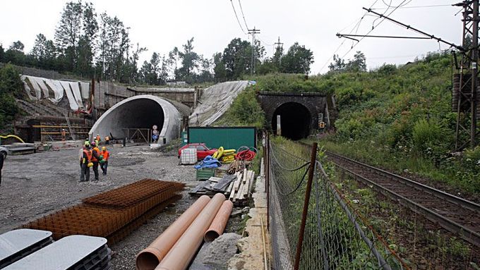 Podmínkou jižního obchvatu je vybudování tunelu na jih od Kuřimi (ilustrační foto)