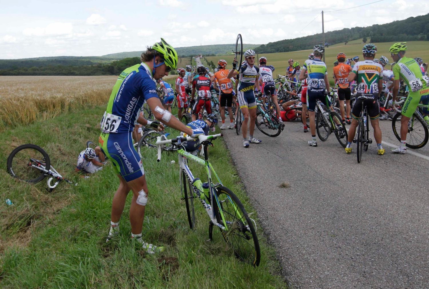 Hromadná nehoda během šesté etapy Tour de France 2012.
