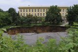 Stejná příčina stála i za vznikem tohoto kráteru v Praze 6. Díra v zemi měla průměr cca 15 metrů.