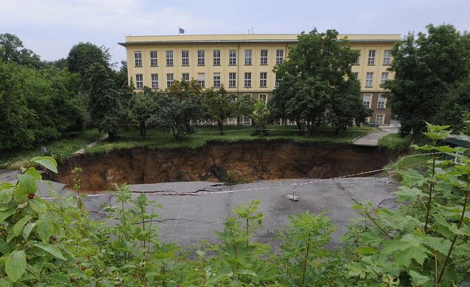 Asi hodinu po půlnoci se 6. července v Praze 6 na dvou místech vzdálených od sebe několik set metrů propadl rozestavěný tunel Blanka. V závalu u ulice Patočkovy zůstal uvězněn bagrista i se svým strojem, záchranářům se ho podařilo vyprostit časně ráno. Půda se propadla také na rohu ulic U Brusnice a Milady Horákové (na snímku), kde vznikl na místě kráter o průměru asi 15 metrů.