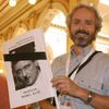 Jan Horal přišel na valnou hromadu stomatologické komory s tímto transparentem