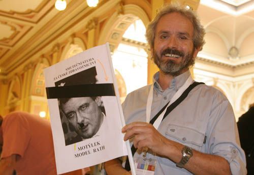 Jan Horal přišel na valnou hromadu stomatologické komory s tímto transparentem