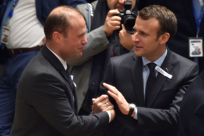 Maltský premiér Joseph Muscat a francouzský prezident Emmanuel Macron.