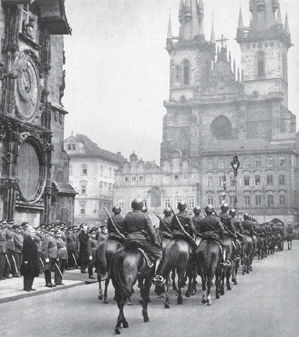 Defilé dragounského pluku Jana Jiskry z Brandýsa na Staroměstském náměstí z května 1936 | Foto: Vojenský historický ústav