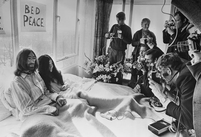 Yoko Ono a John Lennon během akce nazvané Bed-In for Peace, Amsterdam, 1969.