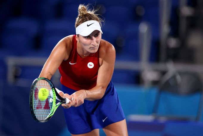 Markéta Vondroušová ve finále OH 2020 proti Belindě Bencicové