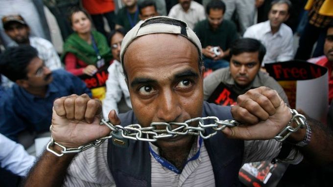 Novinář drží při demonstraci v Karáčí před svými ústy řetěz coby symbol umlčení médií v Pákistánu.