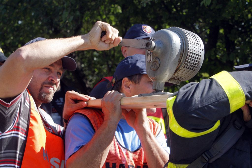 Demonstrace - policisté a zdravotníci