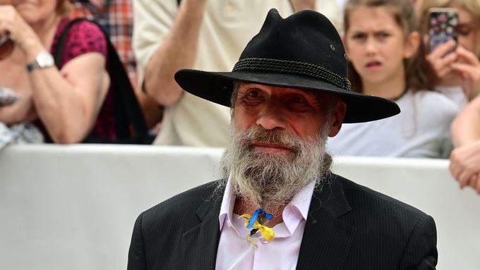 František Klišík, jeden ze dvou hlavních představitelů dokumentu Raději zešílet v divočině, jenž v sobotu získal Velkou cenu na MFF KV, zemřel, oznámil Radiožurnál.