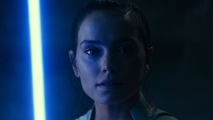 Daisy Ridleyová jako Rey v nové epizodě Hvězdných válek.