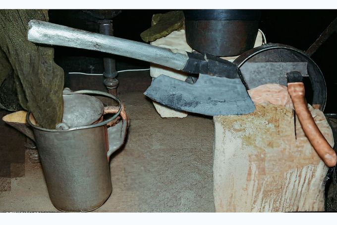 Nože a sekera z dobové muzejní expozice věnované Karlu Denkemu, kanibalu z Ziębic, který v letech 1903-1924 zavraždil až 40 lidí. Kolorováno