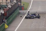 V Číně si mohl letos poprvé s vítěznou trofejí pohrát Lewis Hamilton. Závodní víkend "zpestřil" dvojí havárií ve dvou dnech na tom samém místě Antonio Giovinazzi, který u Sauberu nahradil zraněného Pascala Wehrelina.