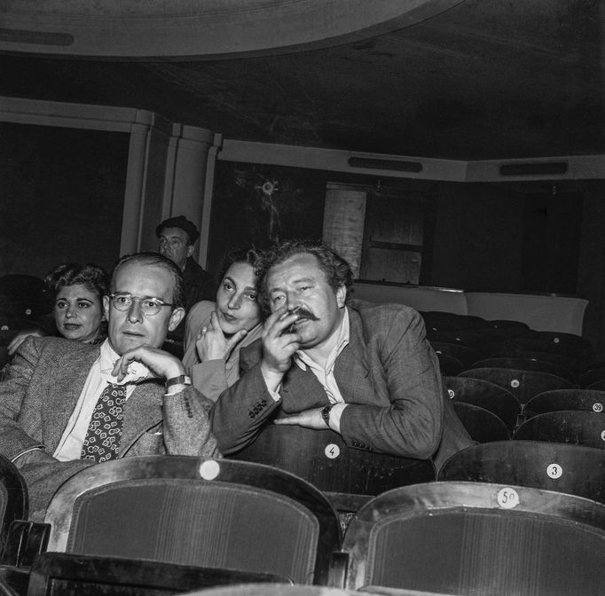 Jiří Voskovec režíruje Divotvorný hrnec, vpravo Jan a Zdena Werichovi.