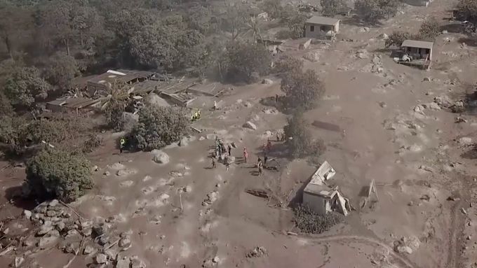 Guatelmaská sopka má už na svědomí 99 lidských životů. Podívejte se na záběry katastrofy z dronu